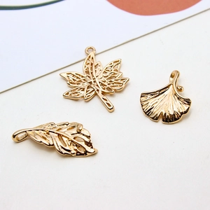 Tres colgantes de cobre dorado con forma de hojas de ginkgo y arce para joyería DIY