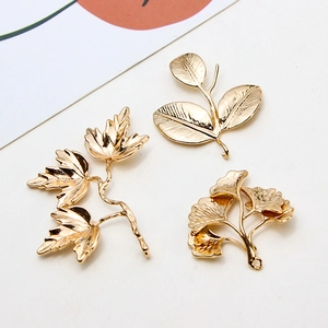 Goldene Blattanhänger aus Messing für DIY-Schmuck mit Ahorn- und Ginkgo-Motiven