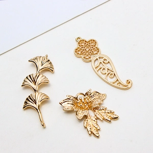 Goldenes DIY-Schmuckzubehör mit Ginkgoblatt und Blumen-Design für Ohrringe und Ketten
