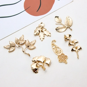 Set aus goldenen Blatt- und Zweiganhängern für die DIY-Schmuckherstellung im Vintage-Stil