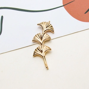 Detaillierte Nahaufnahme von goldenem Ginkgoblatt-Anhänger für DIY-Schmuckdesign