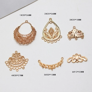 Vue détaillée de pendentifs fleurs en filigrane doré avec mesures de dimensions