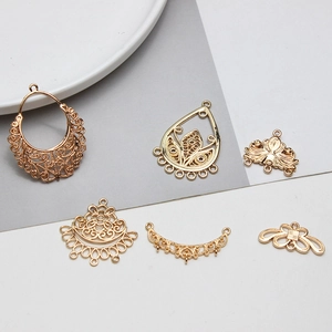 Vue détaillée de six pendentifs en filigrane doré vintage pour la création de bijoux DIY