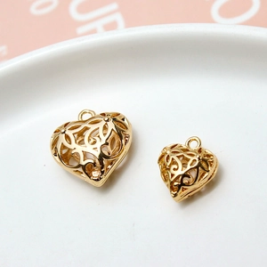 Goldene hohle Herzanhänger mit 3D-Blumenmuster für die DIY-Schmuckherstellung