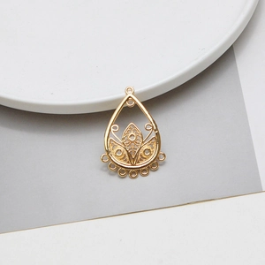 Vue détaillée du pendentif filigrane doré en forme de goutte pour bijoux DIY