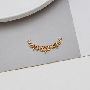 Détail macro du connecteur filigrane doré évidé pour boucles d'oreilles et colliers DIY