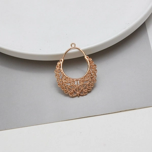Détail d'un pendentif demi-lune doré en filigrane ajouré avec motif floral rétro pour bijoux