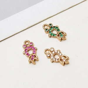 Tres colgantes de peces dorados con circonitas verdes, rosas y blancas para joyería artesanal
