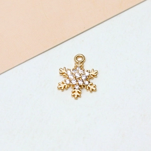 Nahaufnahme von Gold-Schneeflocken-Anhänger mit Zirkonia für DIY-Schmuckherstellung