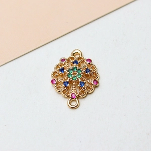 Detail von rundem Gold-Filigran-Anhänger mit bunten Zirkonien und zwei Aufhängeschleifen