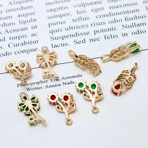 7-piece DIY copper plated jewelry pendants with cubic zirconia flowers and feathers
