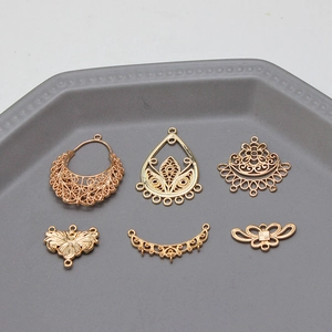 Lot de six pendentifs dorés ajourés pour la création de boucles d'oreilles DIY