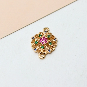 Makroansicht der vergoldeten Blumen-Verbinder mit bunten Zirkonia für DIY-Schmuckherstellung