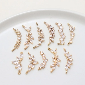 Set mit 11 goldenen Zirkonia-Blatt-Anhängern für die DIY-Schmuckherstellung im Detail