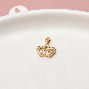 Detail eines Kronenanhängers in Goldbeschichtung mit Zirkonia für DIY Schmuckdesign