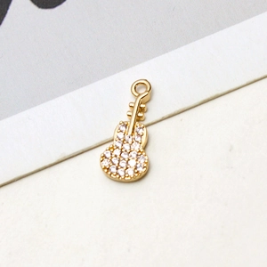 Detalle de colgante de guitarra dorada con circonitas para creación de joyas caseras