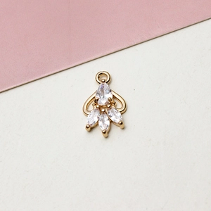 Detailopname van een vergulde zirkoon hanger voor het maken van eigen sieraden