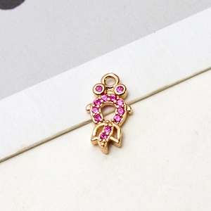 Vista detallada de un colgante de oro rosa con circonitas rosas engastadas para joyería DIY