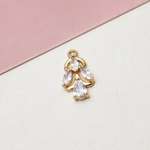 Macro-opname van goudkleurige koperen druppel hanger met zirconia voor DIY sieraden maken