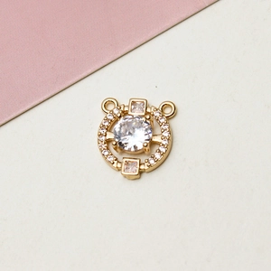 Detailopname van de vergulde ronde zirkonia-connector voor DIY-sieraden maken