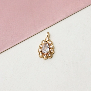 Macro-opname van zirkonia waterdruppel hanger met vergulding voor DIY sieraden