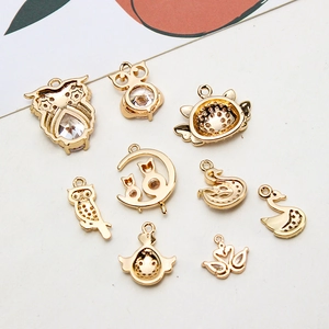 Set di 9 ciondoli placcati in oro a forma di cigno e gufo con pietre di zircone