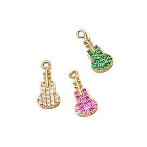 Tres colgantes de guitarra chapados en oro con circonitas de colores para crear joyas DIY