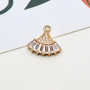 Detail van waaiervormige goud-vergulde koperen hanger met micro-pave zirkonia stenen