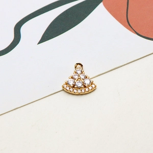 Detailopname van waaiervormige vergulde hanger met zirkonia voor het maken van sieraden