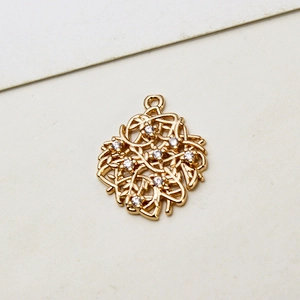 Detail eines quadratischen vergoldeten Blumenanhängers mit Zirkonia Mikropavé-Fassung