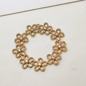 Makroaufnahme eines vergoldeten Blumenanhängers mit Zirkonia-Inlay für DIY-Schmuck