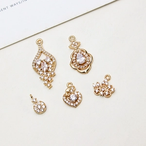 Goldene DIY-Anhänger mit Zirkonia in Herz- und Kronenform für die Schmuckherstellung