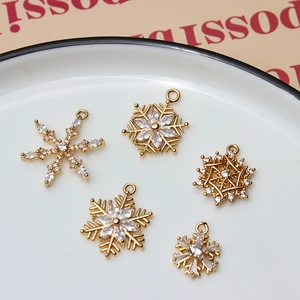 Colgantes de copo de nieve dorados con circonitas para joyería DIY y pendientes