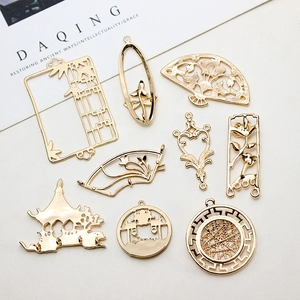 Set di 9 ciondoli in ottone dorato per accessori capelli fai-da-te con motivi cinesi