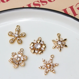 Colgantes de flores y copos de nieve dorados con circonitas para creación de joyas DIY