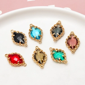 Colgantes de cristal facetado con marcos de encaje dorado en siete colores diferentes