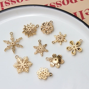 Colgantes de copo de nieve dorados con circonitas para creación de joyas y pendientes