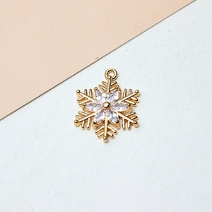 Detalle del colgante de copo de nieve chapado en oro con cristales de circón marquise