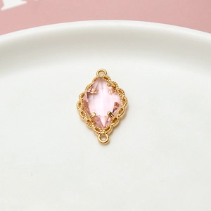 Primer plano de colgante de cristal rosa con borde dorado para creación de joyas DIY