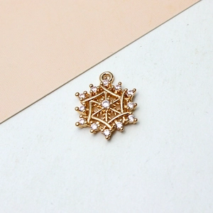 Vista macro de colgante de copo de nieve chapado en oro con circonitas para bricolaje