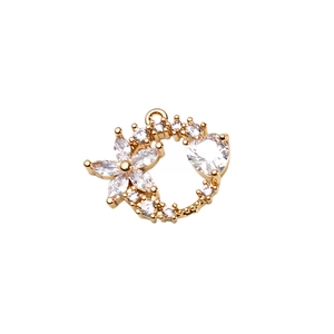 Goldener Anhänger mit Blumen- und Herzform und weißen Zirkonia für die Schmuckherstellung