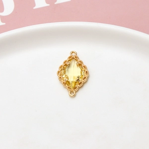 Detalle de un colgante de cristal amarillo marquesa con marco dorado para joyería