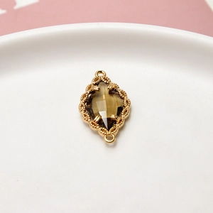Detalle macro de colgante de cristal marquise con borde de encaje dorado para joyería DIY