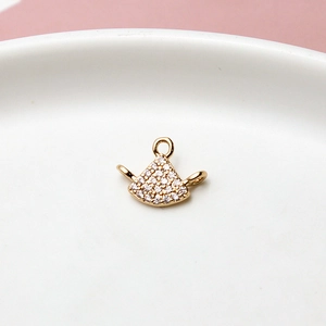 Macro-opname van een waaiervormige vergulde hanger met zirkonia voor sieraden maken