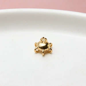 Macro-opname van de vergulde vijf-gaats halfbolvormige connector voor DIY sieraden
