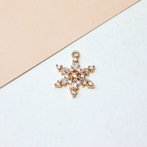 Macro de colgante de copo de nieve chapado en oro con circonitas y anilla superior