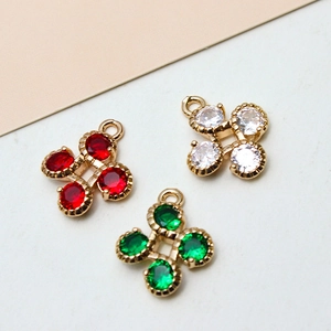 Pendentifs trèfle dorés sertis de zircons cubiques rouges, blancs et verts étincelants