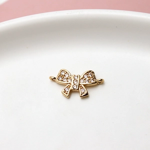 Macro-opname van de vergulde strik hanger met zirkonia voor het maken van sieraden