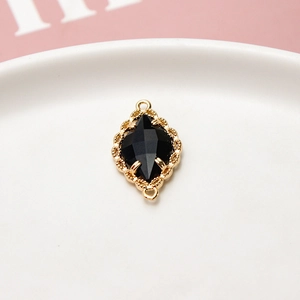 Macro de colgante de cristal negro con bordes de encaje dorado para joyería artesanal