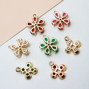 Pendentifs fleurs et nœuds plaqués or avec zircons colorés pour la création de bijoux